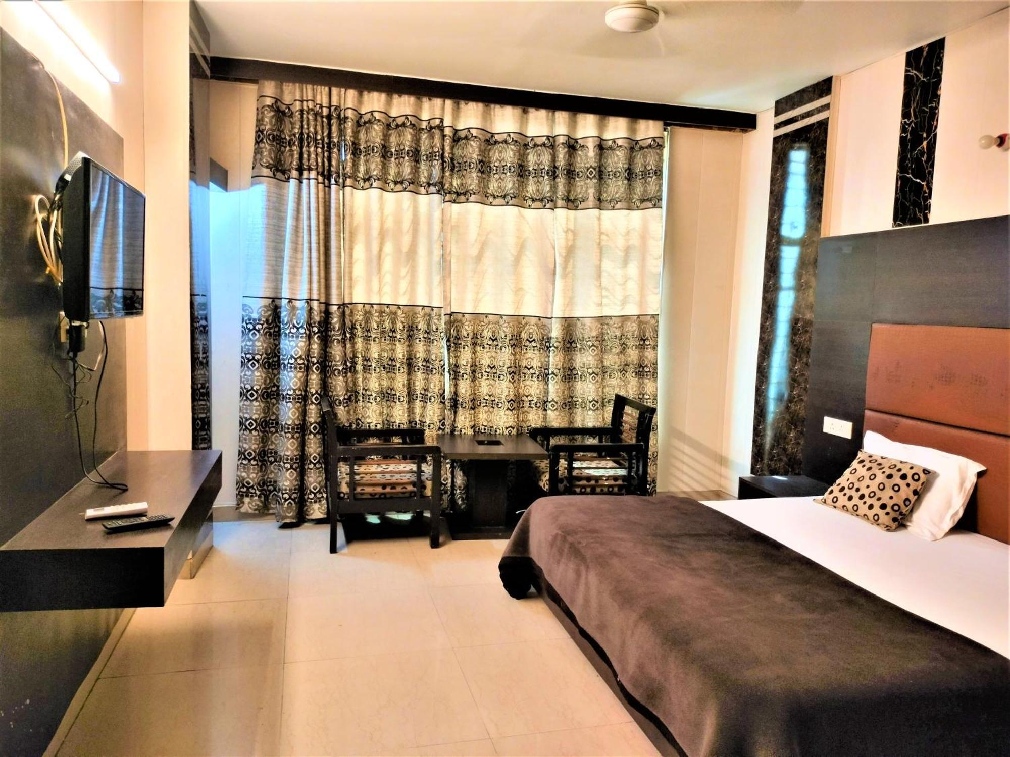 Hotel Sunshine Park -- Near Anand Vihar Terminal Ghaziabad Zewnętrze zdjęcie